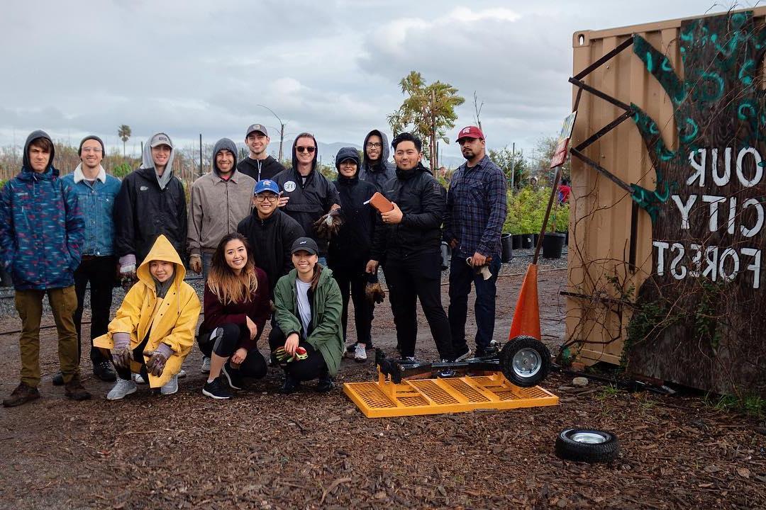 Marketing club students volunteering 